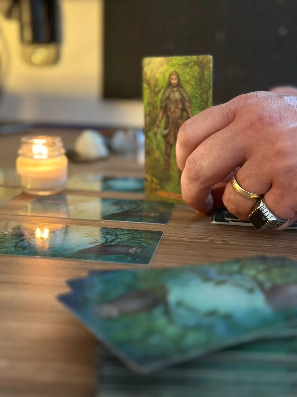 Alex conduzindo uma leitura de cartas em uma mesa